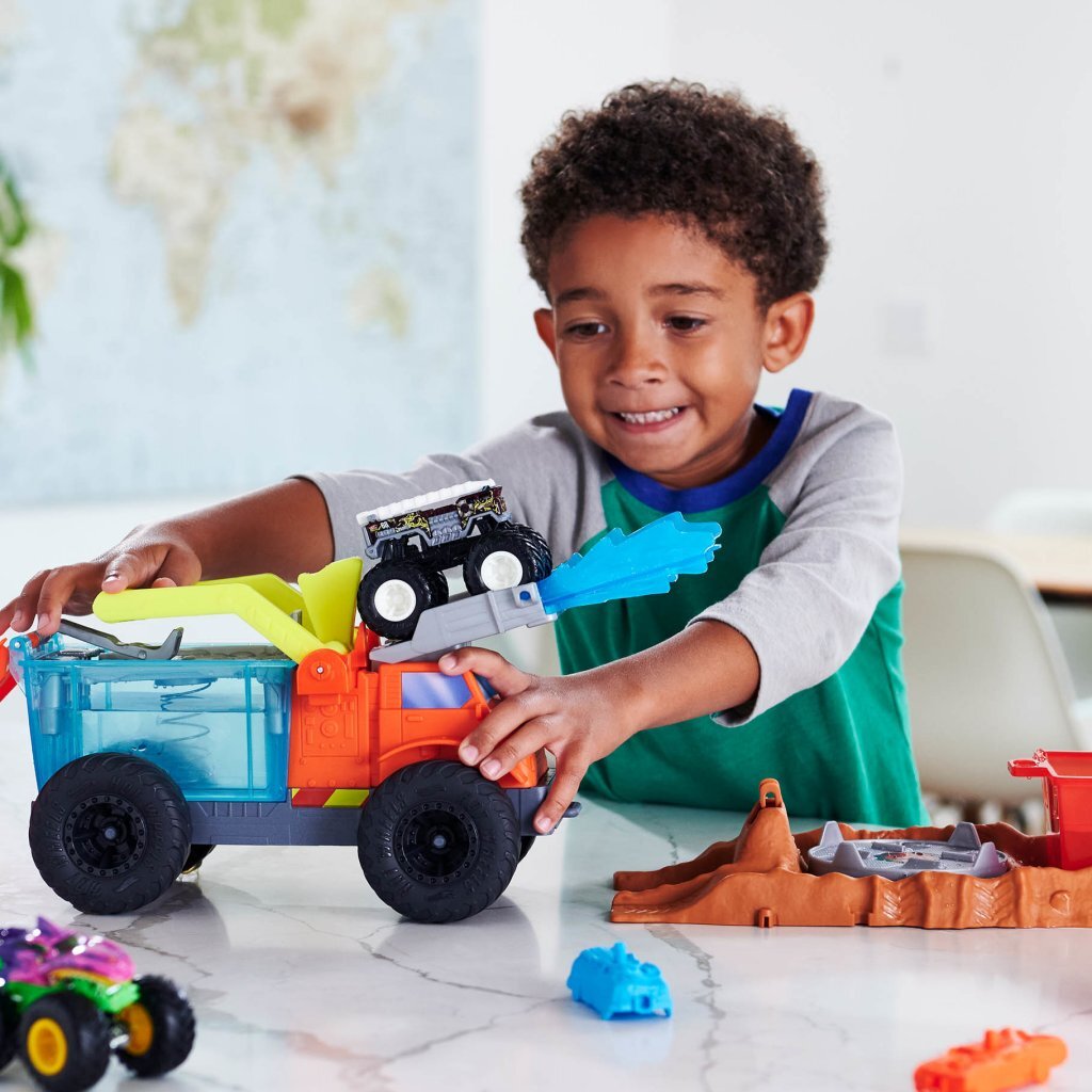 Mattel Hot Wheels Monster Trucks Fire Crash Challenge